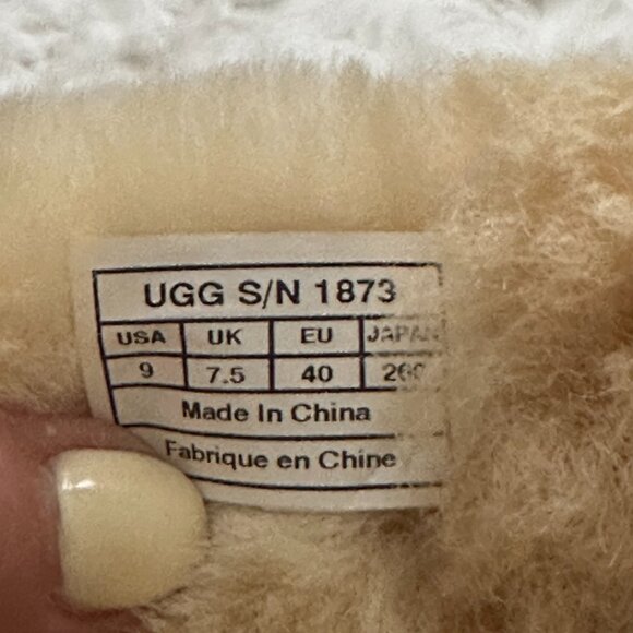 UGG BAILEY BUTTON BOOT - Picture 6 of 6
